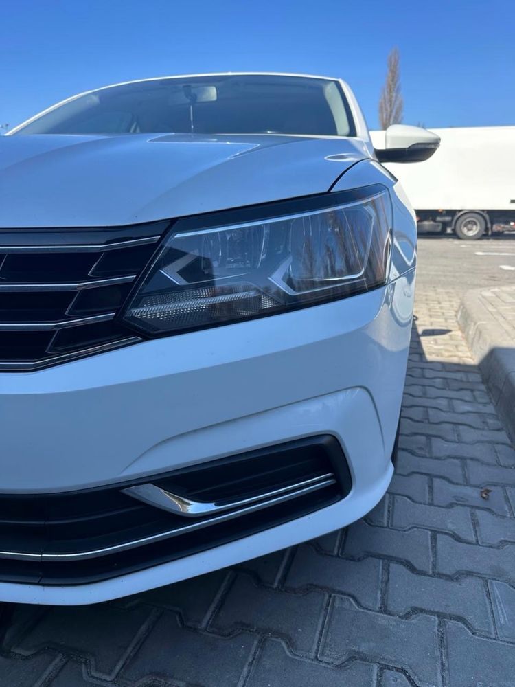 VOLKSWAGEN PASSAT SE 2018 рік 2.0 бензин
