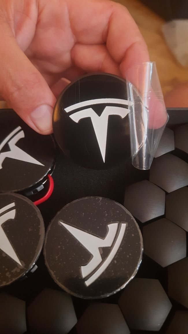 Ковпачки Тесла. Заглушки на диски та емблеми на ковпаки Tesla