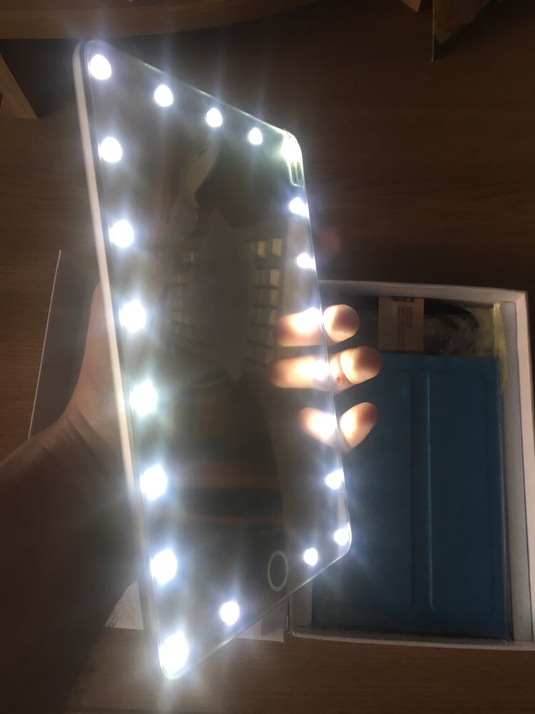 Зеркало для макияжа в стиле iPad с подсветкой и чехлом-трансформером