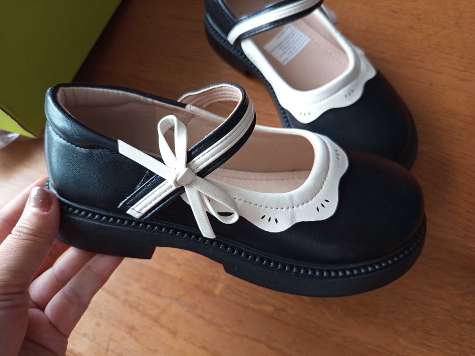 Нові туфельки для дівчинки