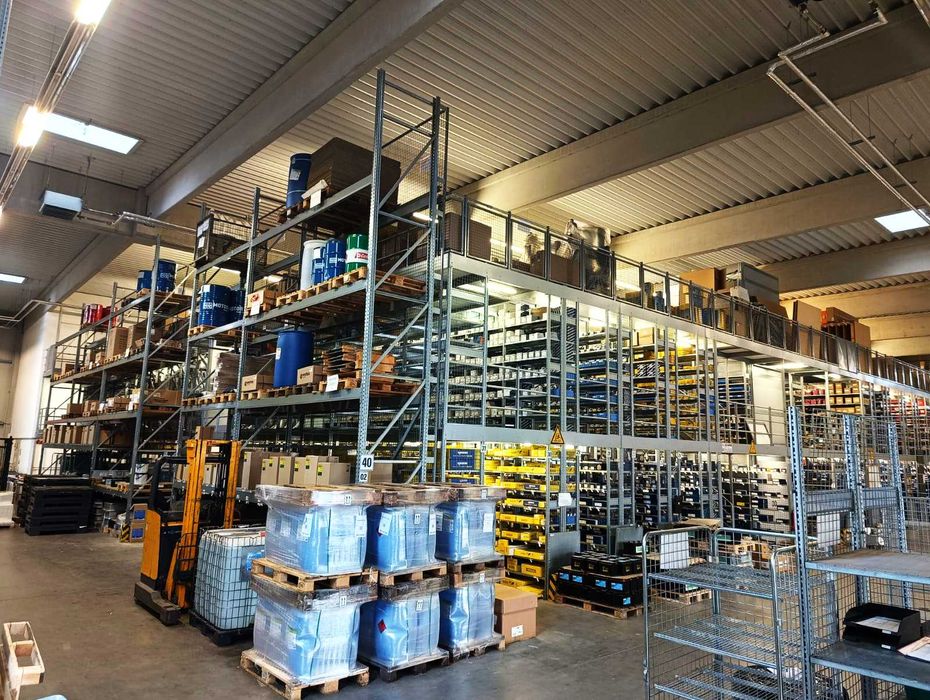 Regały kompletne wyposażenie hal i hurtowni samochodowych Schaffer