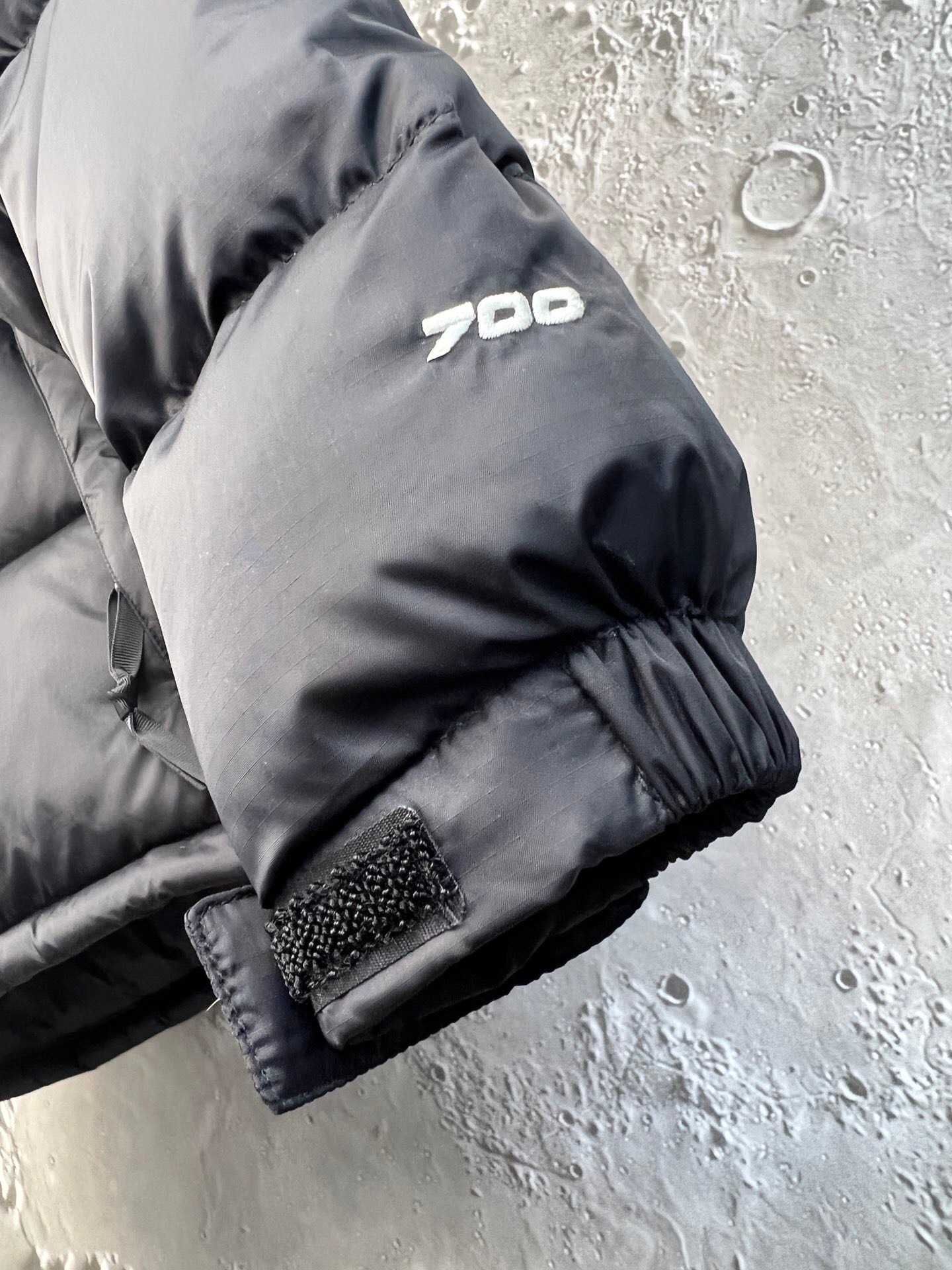 Czarna-kurtka -ITNFI- NorthFace-700-Rozmiary-M