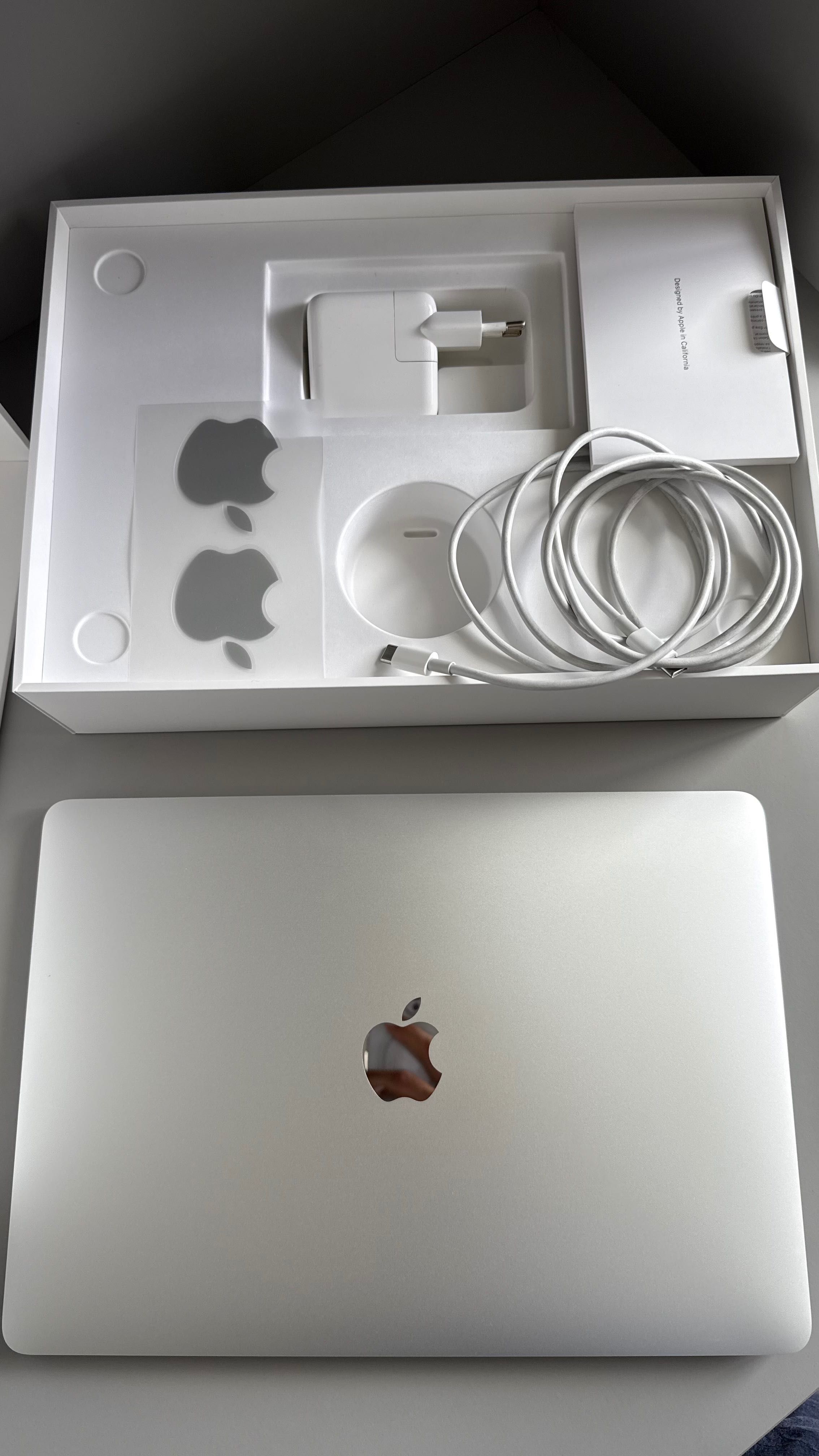MacBook Air 13″ (2020, M1, 8 ГБ/256 ГБ)