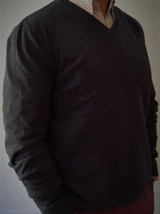 Camisola de malha cinzenta