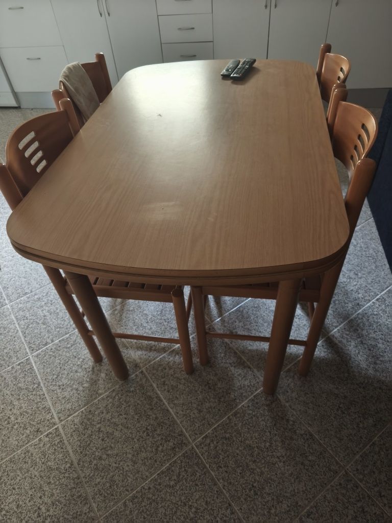 Mesa madeira extensível com 4 cadeiras