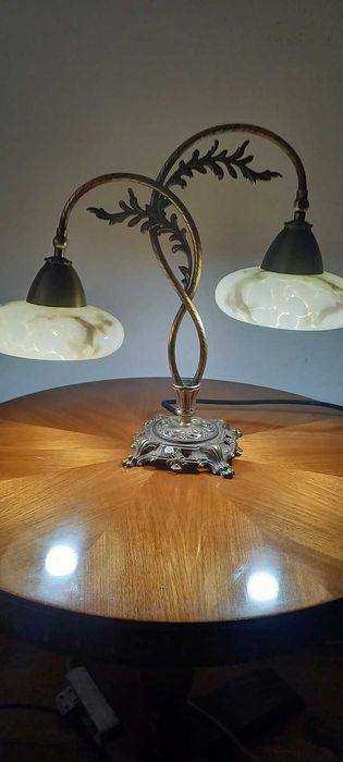 Dwuramienna, mosiężna lampa w stylu secesyjnym