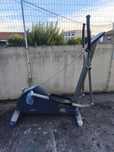 Bicicleta elíptica grande avariada