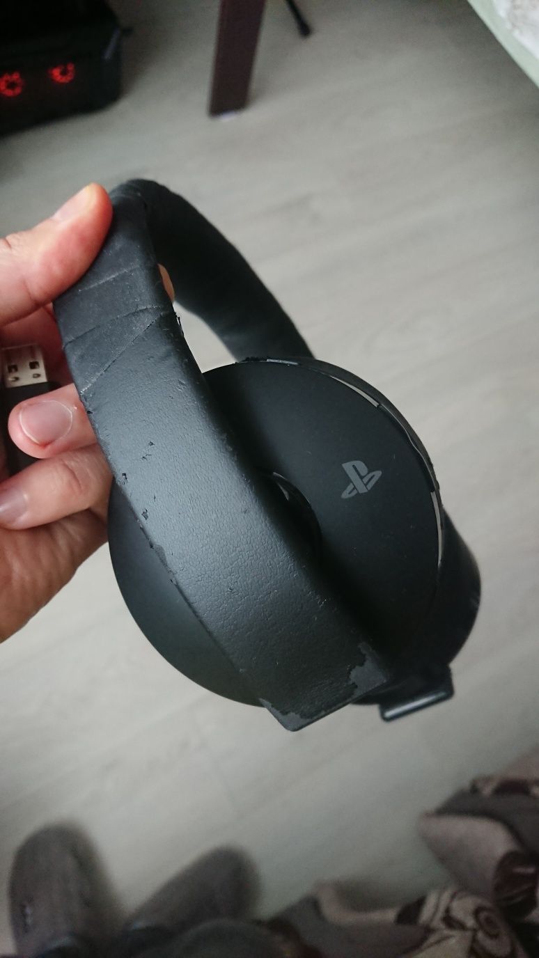 навушники PlayStation Gold Wireless Headset на запчастини або цілком