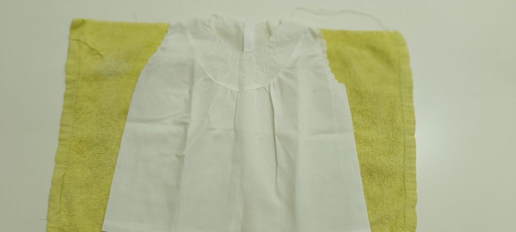 Camisa branca bordada de criança. Não tem etiqueta, mas é para 3 meses