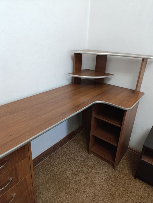 Продам письмовий стіл у відмінному стані