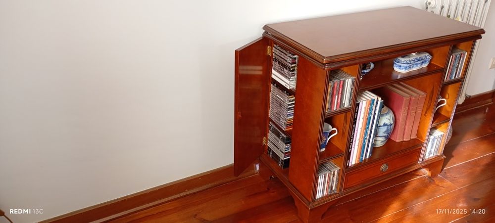 Móvel em cerejeira (loja 8&80)