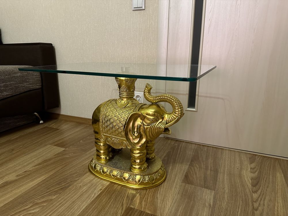 Журнальний стікляний стіл з золотим слоном 700х500мм.