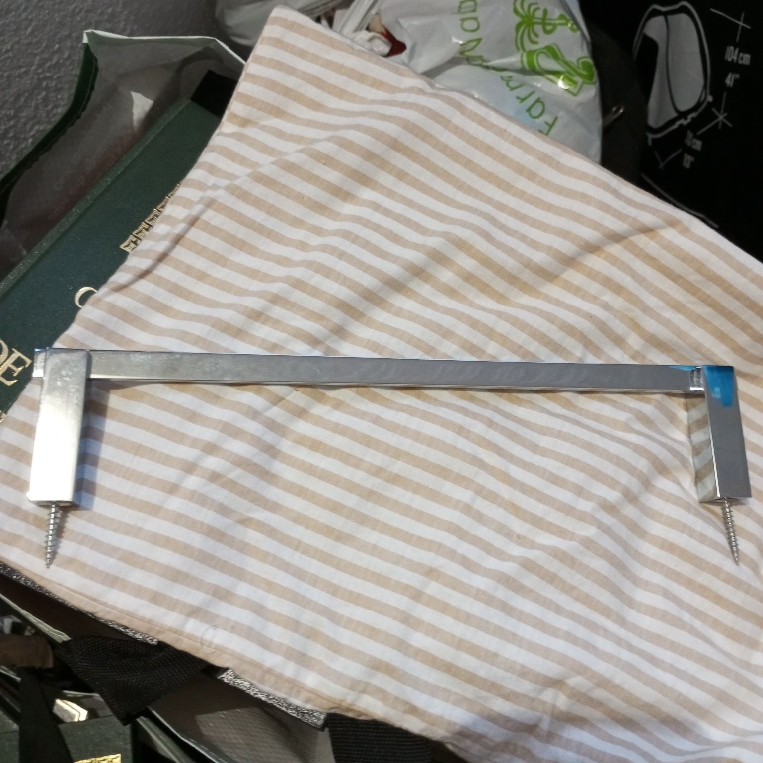 2 peças. 1 Toalheiro 1  rolo papel