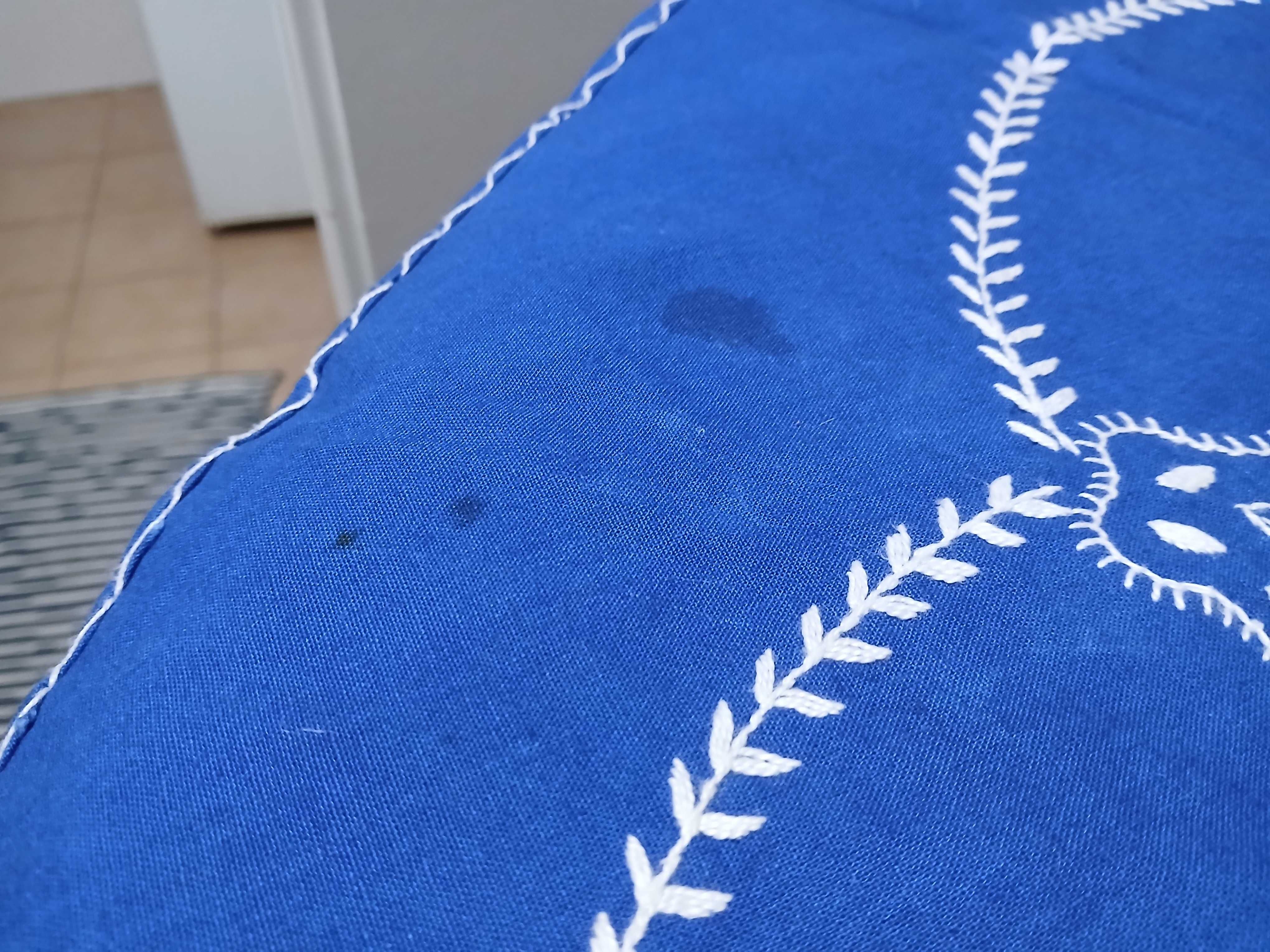Toalha redonda, azul com bordado à mão (+/- 1m por 1m)