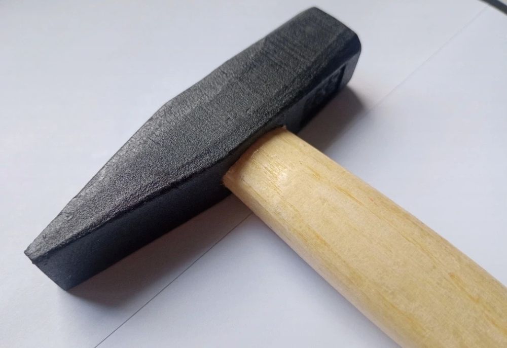 Młotek ślusarski drewniana rączka nowy