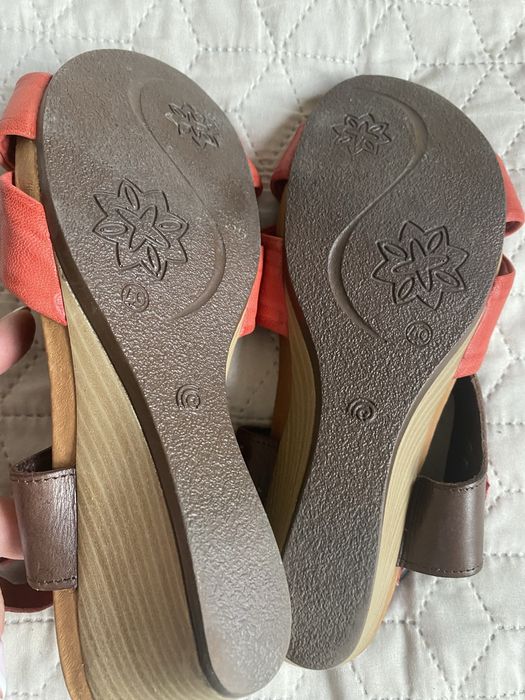 Skorzane sandaly  na malej koturnie rozm 40
