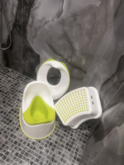 Набір три придмети : підставка , сидіння для унітазу, горшик  IKEA