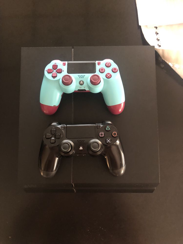 PS4 500 GB para venda com 2 comandos