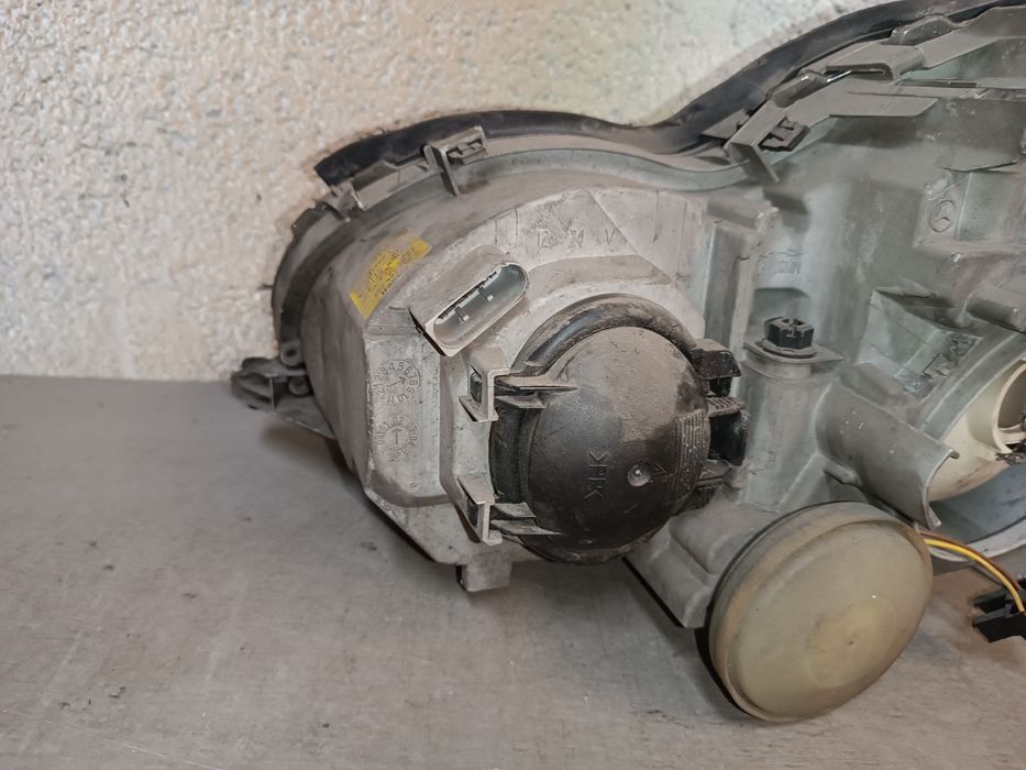 Vendo farol direito do Mercedes Benz W 203 ano 2002/07