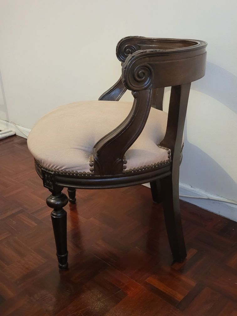 Cadeira antiga (vanity seat)