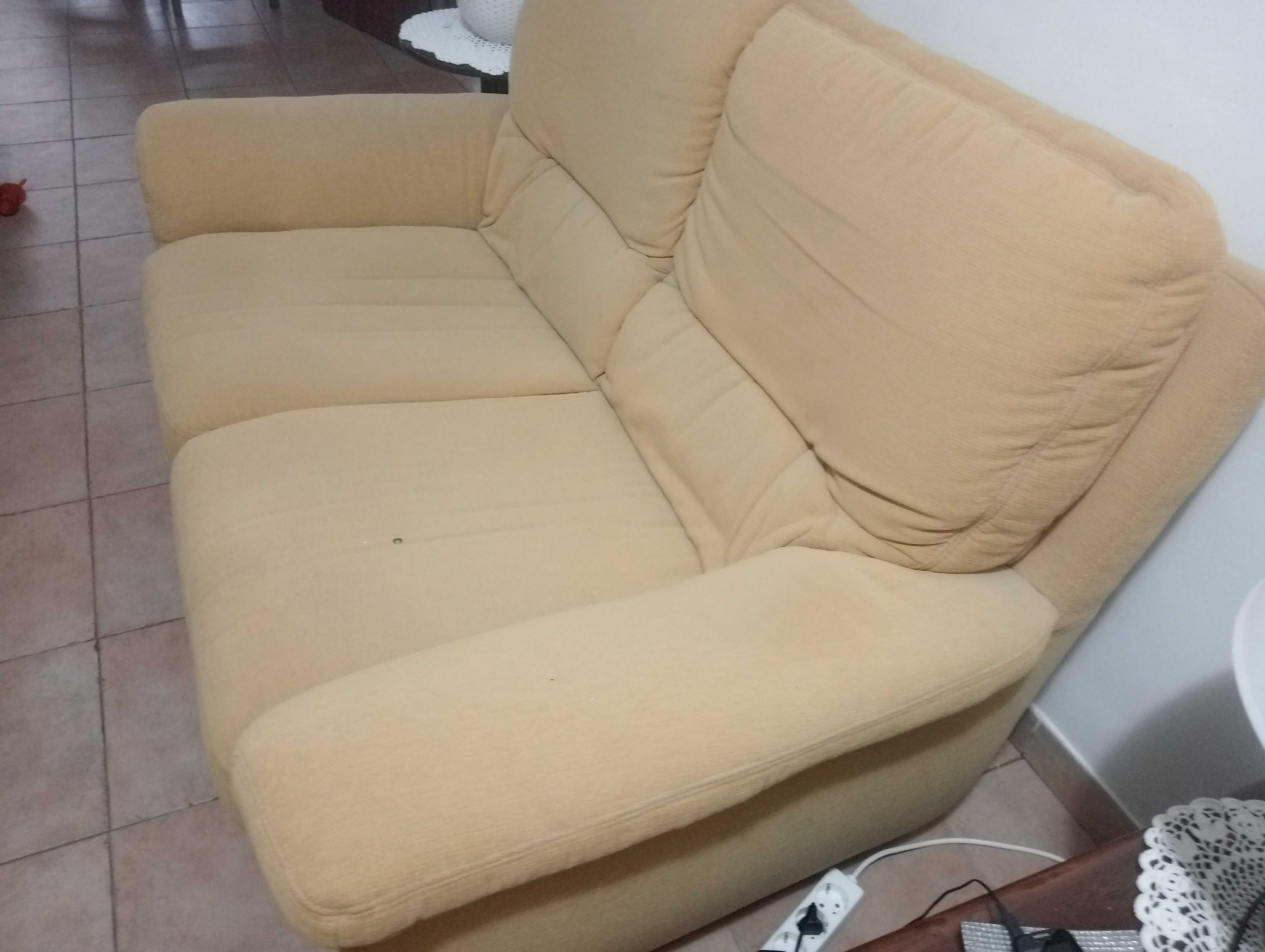 Sofá de dois lugares. 1,5 m cumprimento e 85 cm largura.
