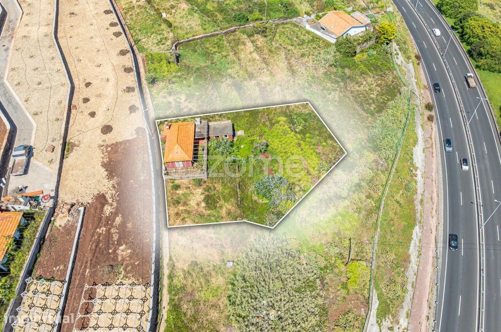 Moradia TérreaT1 para recuperar com terreno no Caniço, Santa Cruz