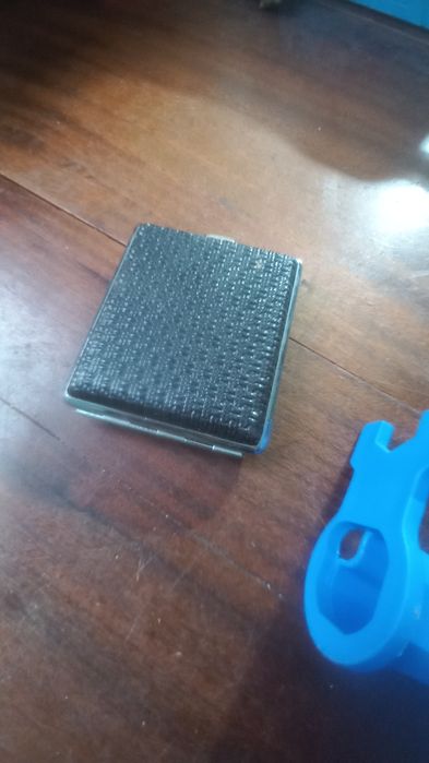 Cigarreira em metal e couro