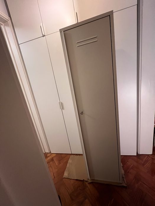 Armário IKEA metálico