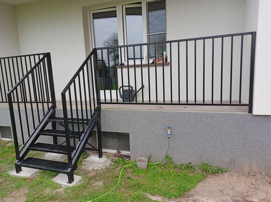 Schody metalowe do domu na taras balkon malowane ocynkowane krata wema