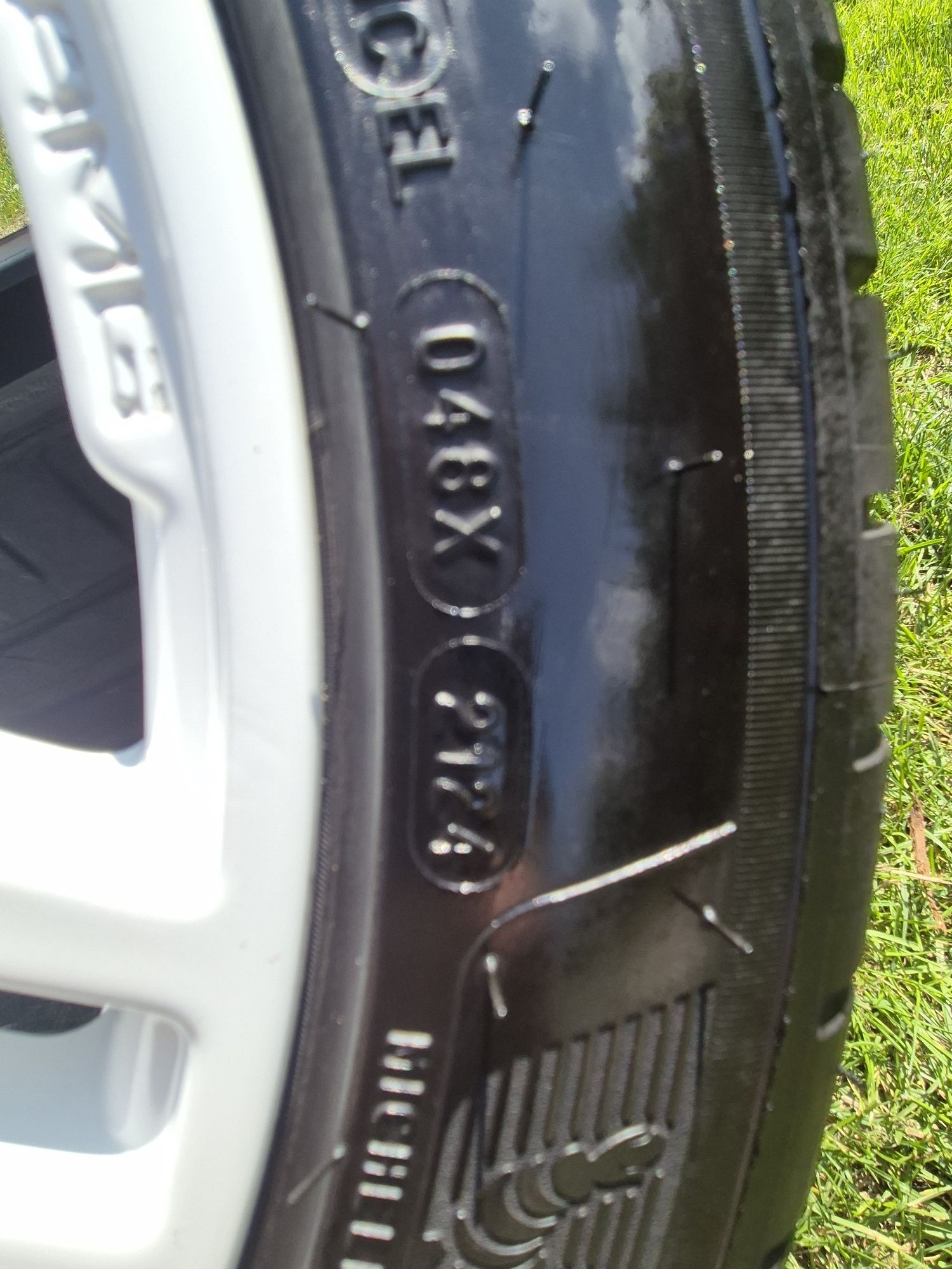 Komplet białych felg z oponami michelin.