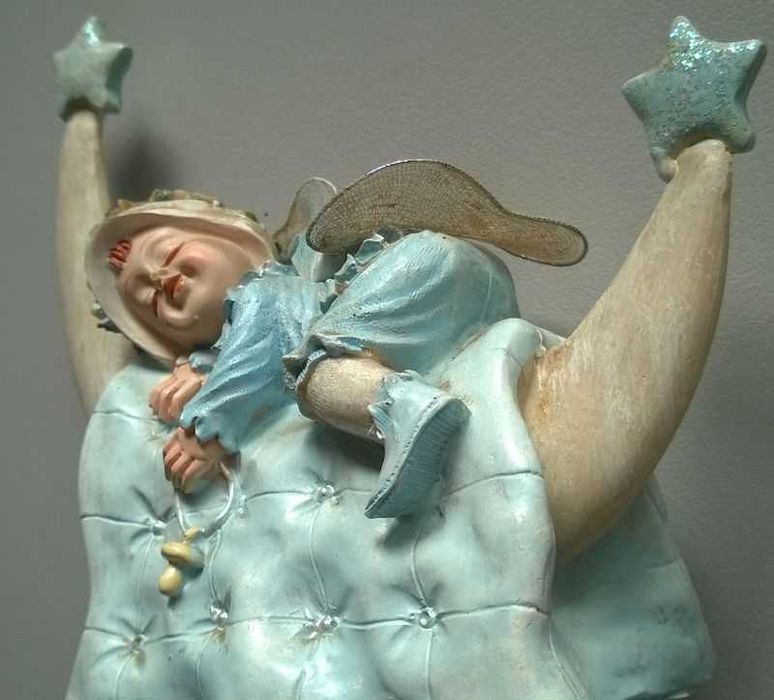 Figurki Aniołków Figurka Aniołek śpiący na księżycu skarbonka 14cm