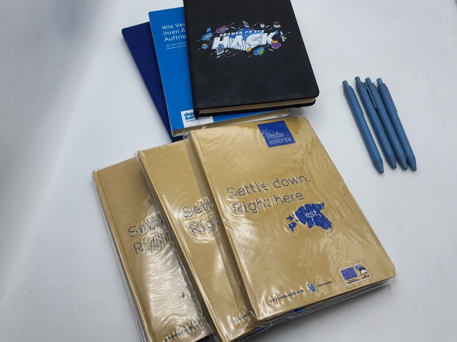 Zestaw Zeszyty 3 szt.linia+3 szt.gładkie+ 4 długopisy