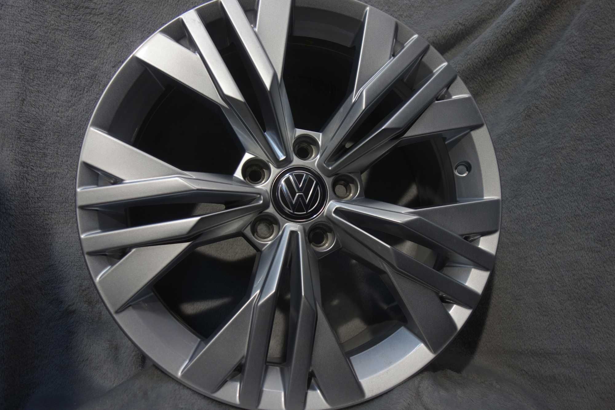 Alufelgi Volkswagen 17" 5x112 Arteon Passat Scirocco Golf Srebrne 703