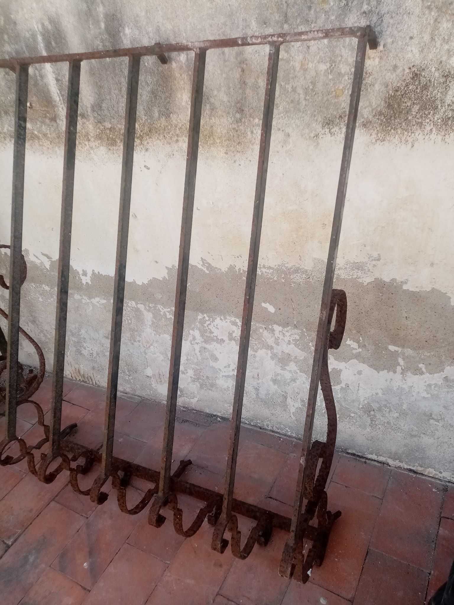 grades antigas de ferro para janela, a precisar de restauro