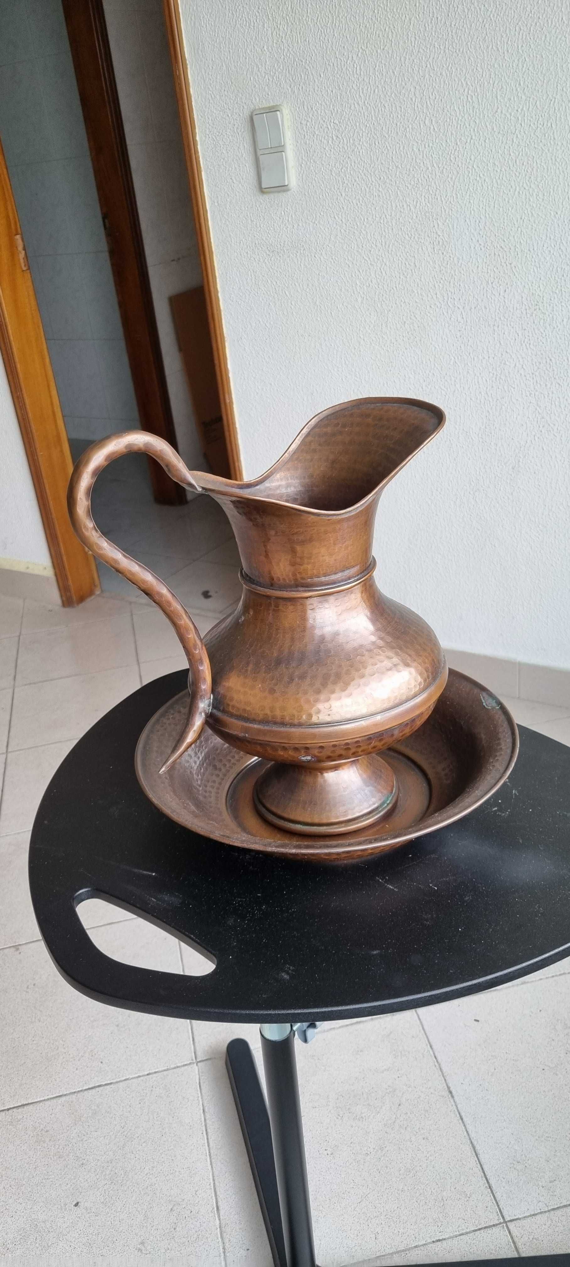 jarro de cobre com prato