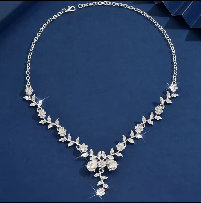 Весільне кольє для нареченої зі сраз