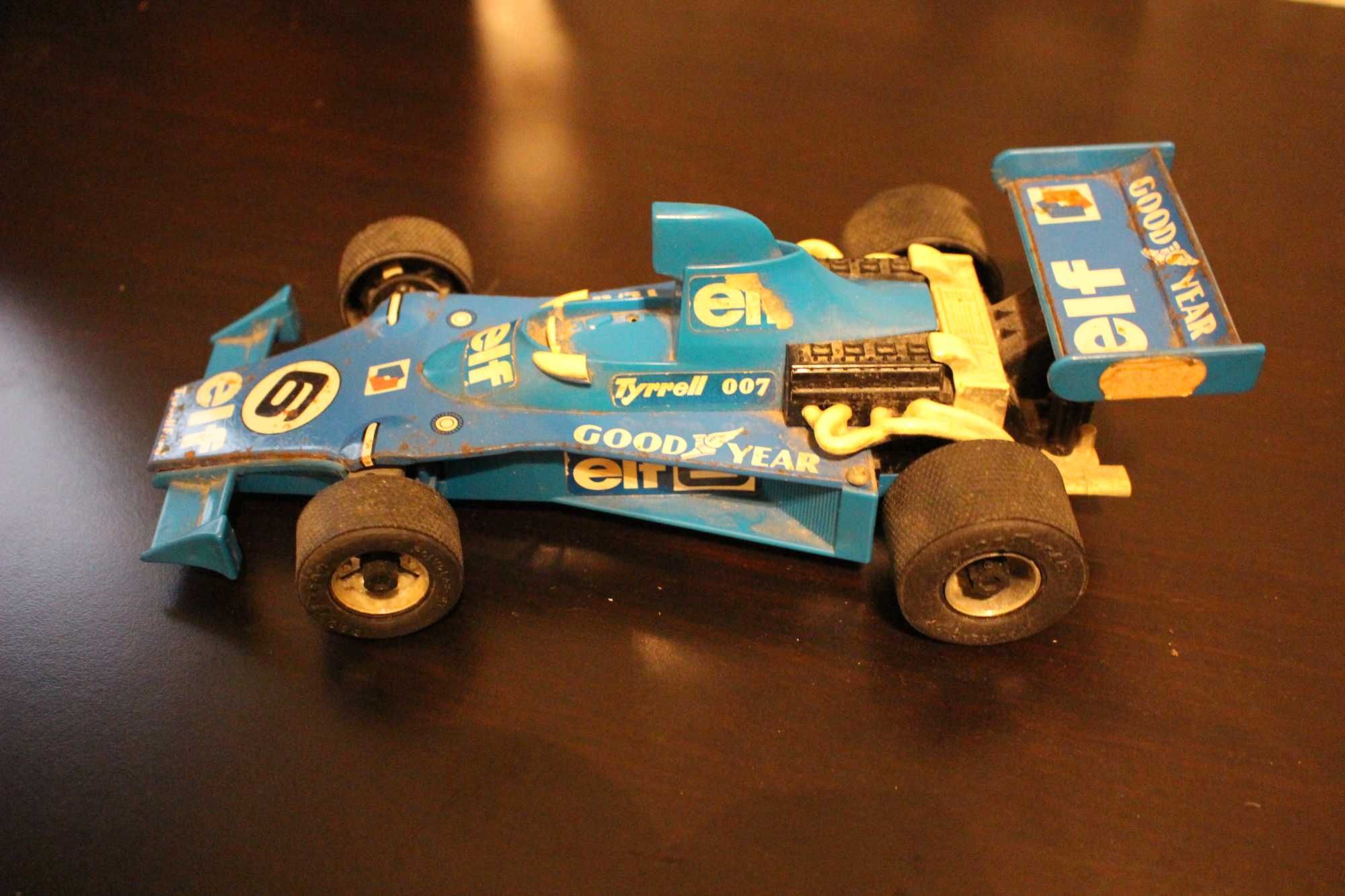 Tyrrell Ford a pilhas Vintage