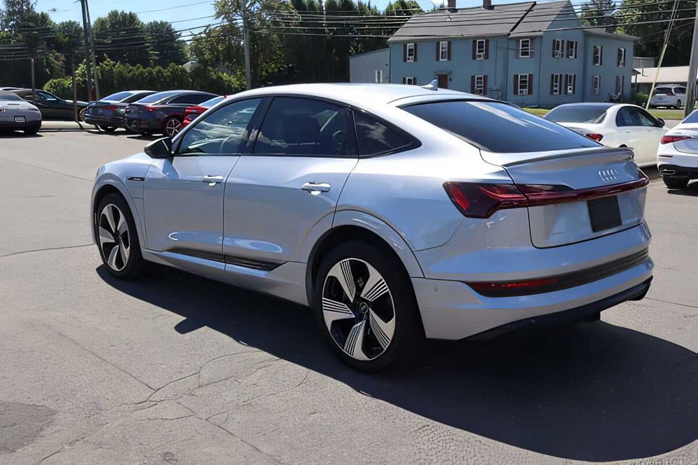 Audi e-tron Sportback quattro      2021