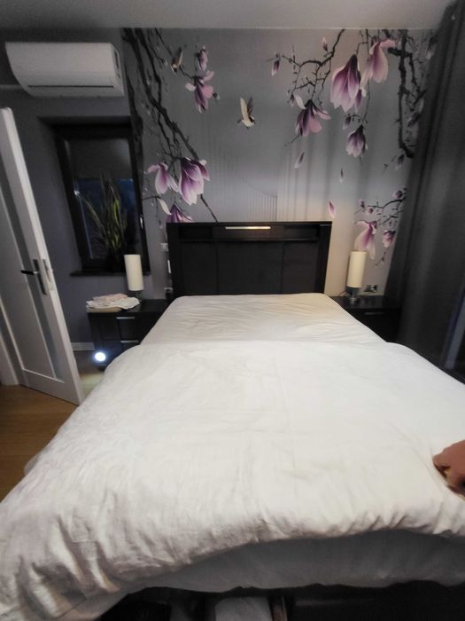 Łóżko do sypialni z bocznymi szafkami i dwiema komodami