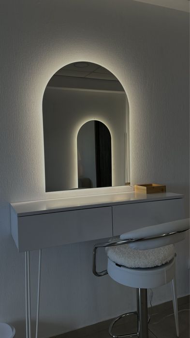 Оренда місця | візажного стола / дзеркала і кушетки у центрі