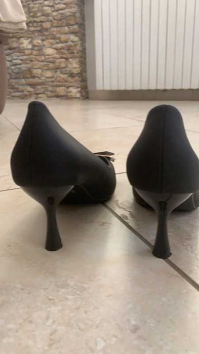 Sapatos com salto pretos