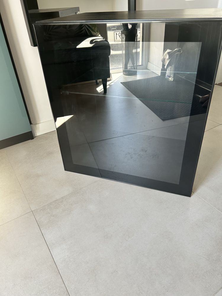 Szafka besta ikea, wisząca ze szklanym frontem Glassvik