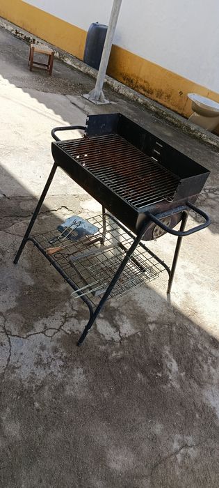 Grelhador a carvão usado