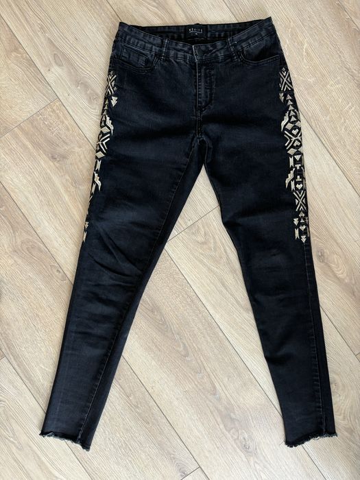 Jeansy Mohito typu skinny czarne z haftem