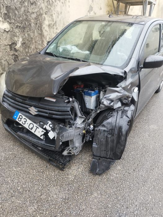 Vendo suzuki celero batido sem danos de motor