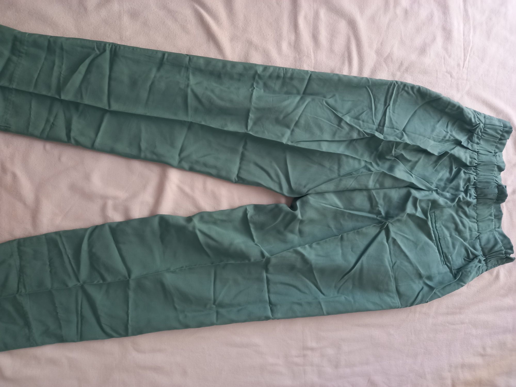 Calça verde da Mango