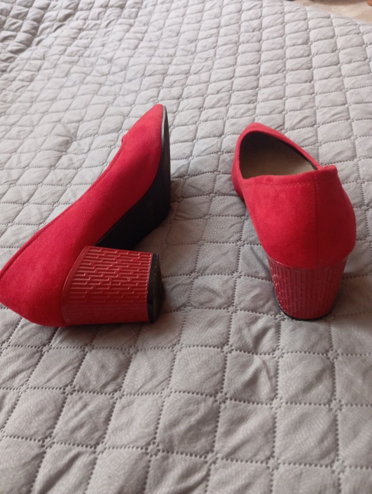 Czerwone buty na korku