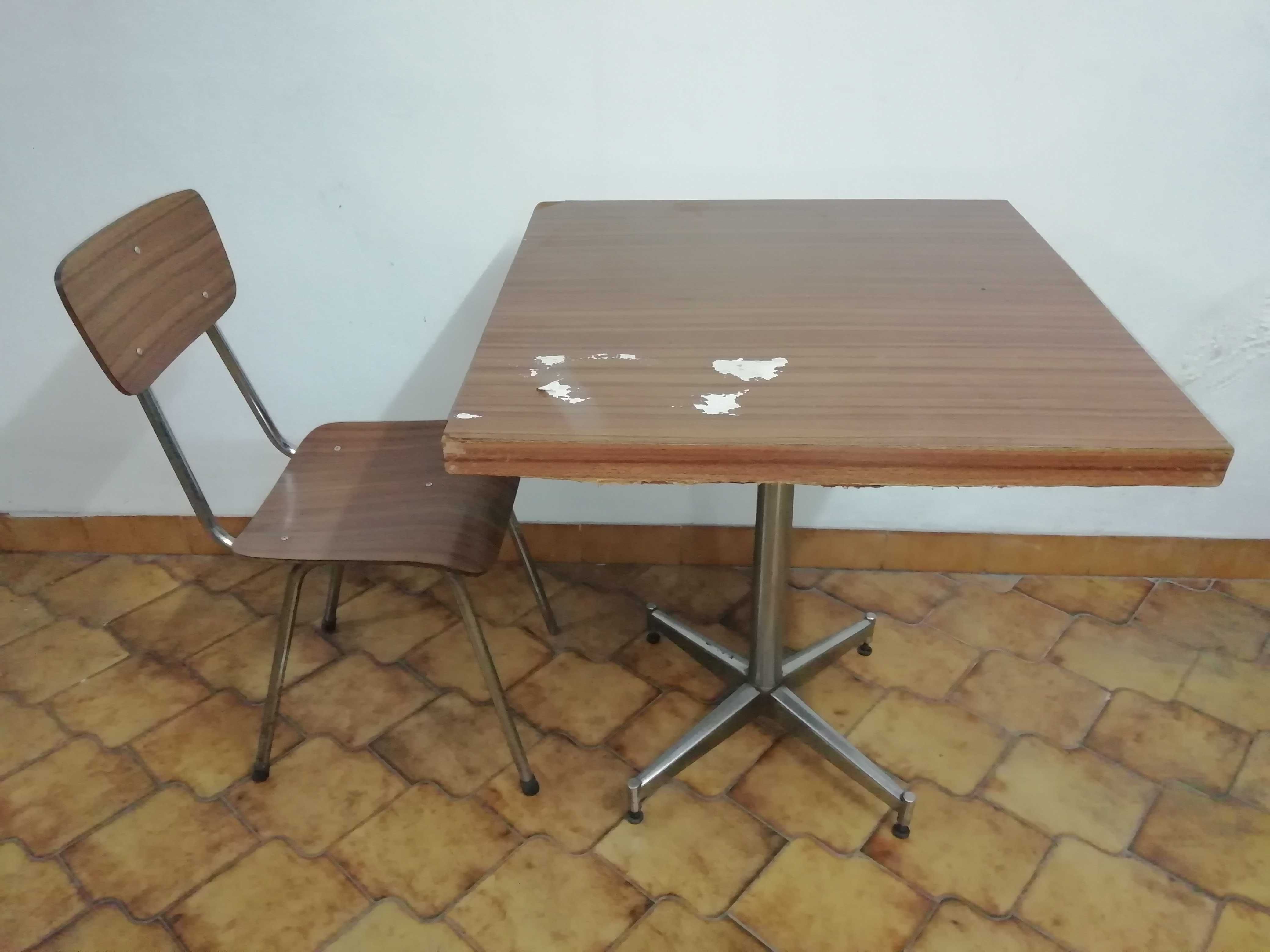 Vendo conjunto de mesa com 7 cadeiras