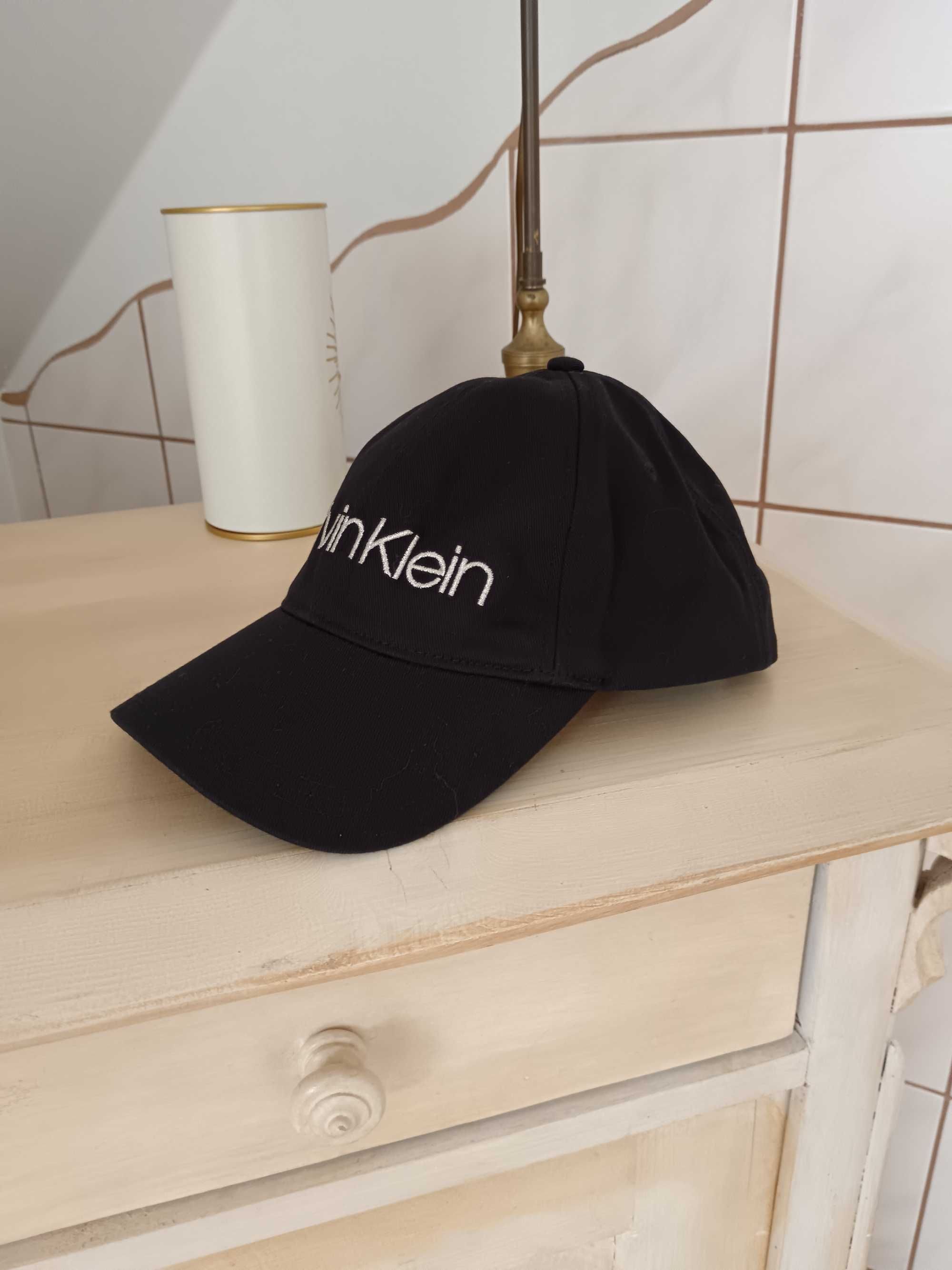 Czapka z daszkiem Calvin Klein czarna złote haftowane logo