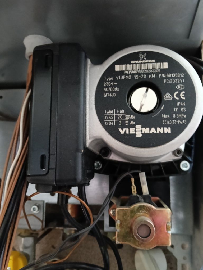 Pompa obiegowa Grundfos VIESSMANN i inne części.